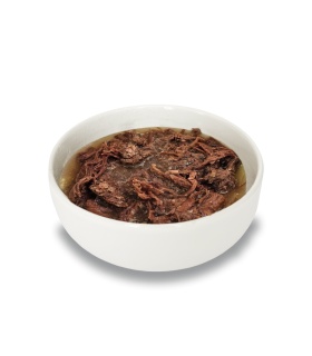 Guiso de ternera Naturextra rico en taurina para gatos.